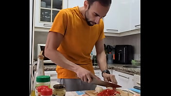 Cocino una tortilla me desnudo me pajeo y me corro sobre la comida