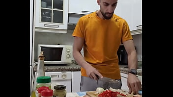 Cocino una tortilla me desnudo me pajeo y me corro sobre la comida