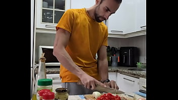 Cocino una tortilla me desnudo me pajeo y me corro sobre la comida