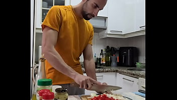 Cocino Una Tortilla Me Desnudo Me Pajeo Y Me Corro Sobre La Comida thumbnail