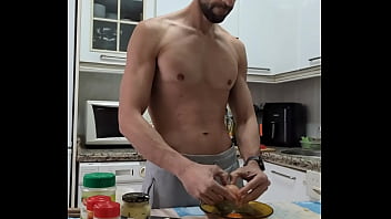 Cocino una tortilla me desnudo me pajeo y me corro sobre la comida
