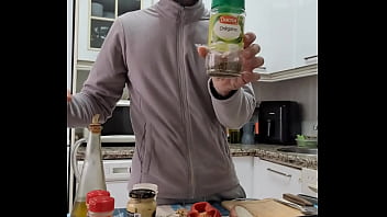 Cocino una tortilla me desnudo me pajeo y me corro sobre la comida