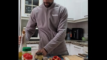 Cocino una tortilla me desnudo me pajeo y me corro sobre la comida