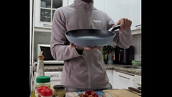 Cocino Una Tortilla Me Desnudo Me Pajeo Y Me Corro Sobre La Comida thumbnail