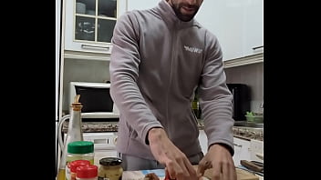Cocino una tortilla me desnudo me pajeo y me corro sobre la comida