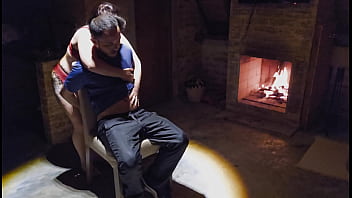 Trepada selvagem ao lado da lareira no chalé isolado