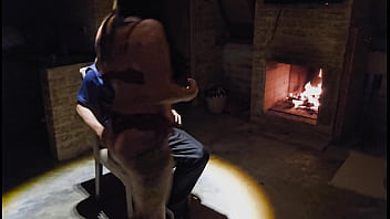 Trepada selvagem ao lado da lareira no chalé isolado