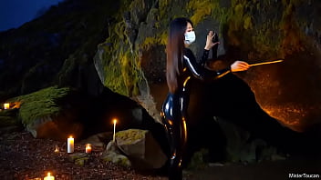 Electro stroke to the hypnotic rhythm