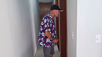 Velho maduro entra no banheiro com novinha Velho maduro entra no banheiro com novinha