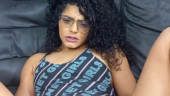 Morena brasileira da bunda grande rebolando e gemendo alto no pau completo no sheer e red