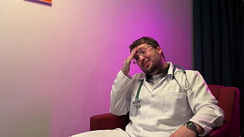Médico Novinho E Passivo Ajudou O Paciente Que Estava Com Medo De Sentir Um Dedo No Cu Completo No Red thumbnail