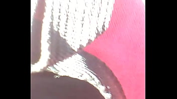 Xhiblola mostrando culo en el micro