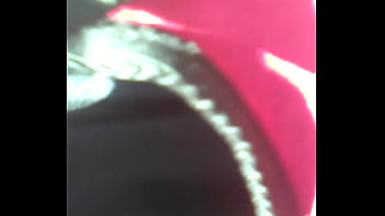 Xhiblola mostrando culo en el micro