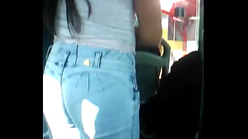 Xhiblola mostrando culo en el micro