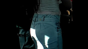 Xhiblola mostrando culo en el micro