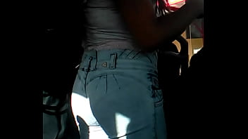 Xhiblola mostrando culo en el micro