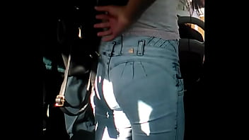 Xhiblola mostrando culo en el micro