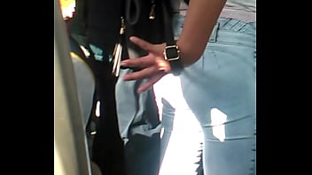 Xhiblola mostrando culo en el micro