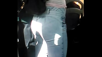 Xhiblola mostrando culo en el micro