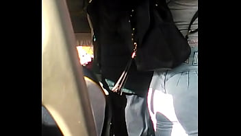 Xhiblola mostrando culo en el micro