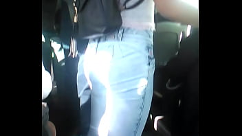 Xhiblola mostrando culo en el micro