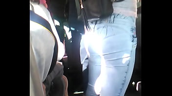 Xhiblola mostrando culo en el micro