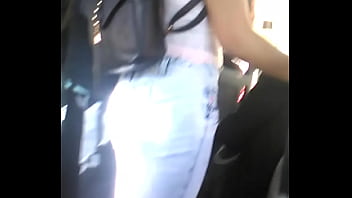 Xhiblola mostrando culo en el micro