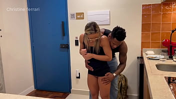 O encanador veio fazer seu serviço e acabou desentupindo além do que devia e fudeu a casada enquanto seu marido estava fora video completo xvideosred ou sheer link no banner do perfil subscreva