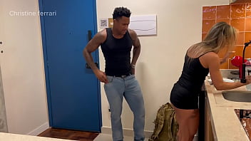 O encanador veio fazer seu serviço e acabou desentupindo além do que devia e fudeu a casada enquanto seu marido estava fora video completo xvideosred ou sheer link no banner do perfil subscreva