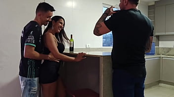 Estava em casa esperando o marido chegar louca pra transar e ele trouxe um amigo tive que dar para os dois