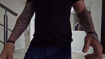 Estava em casa esperando o marido chegar louca pra transar e ele trouxe um amigo tive que dar para os dois