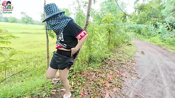 สาวไทยเดินโชว์หีริมถนนริมทุ่งนา