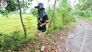 สาวไทยเดินโชว์หีริมถนนริมทุ่งนา