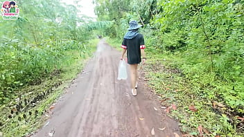 สาวไทยเดินโชว์หีริมถนนริมทุ่งนา