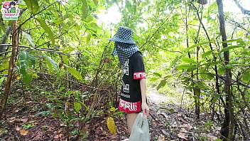 สาวไทยเดินโชว์หีริมถนนริมทุ่งนา