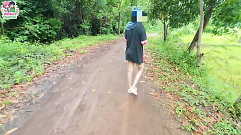 สาวไทยเดินโชว์หีริมถนนริมทุ่งนา