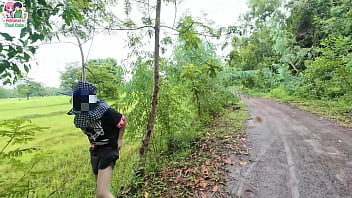 สาวไทยเดินโชว์หีริมถนนริมทุ่งนา