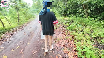 สาวไทยเดินโชว์หีริมถนนริมทุ่งนา