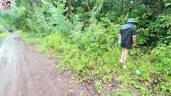 สาวไทยเดินโชว์หีริมถนนริมทุ่งนา