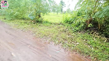 สาวไทยเดินโชว์หีริมถนนริมทุ่งนา