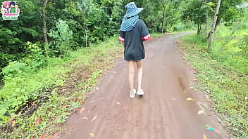 สาวไทยเดินโชว์หีริมถนนริมทุ่งนา