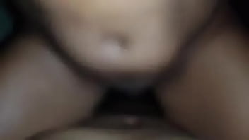 Vadia gostosa da buceta gulosa sentou com vontade até arrancar leite do dotado