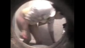 Peladita cambiandose de calzoncito