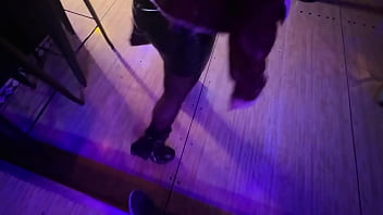 Sexo prohibido en el baño del restaurante – me la chupa y la cojo por atrás hasta acabarle adentro