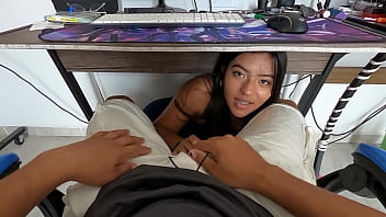 Esta puta chica me ayuda liberar mi estres follandome