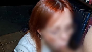 Ruivinha é pega fazendo boquete na biblioteca da escola