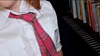 Ruivinha é pega fazendo boquete na biblioteca da escola