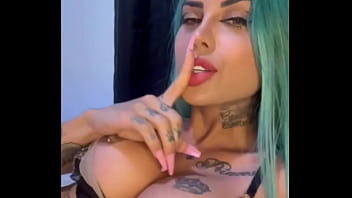 Tati zaqui com peitao gostoso