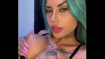 Tati zaqui com peitao gostoso