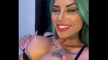 Tati zaqui com peitao gostoso